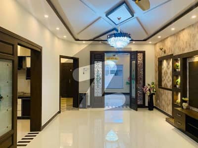 بحریہ ٹاؤن سیکٹر ای بحریہ ٹاؤن,لاہور میں 9 کمروں کا 5 مرلہ مکان 60.0 ہزار میں کرایہ پر دستیاب ہے۔