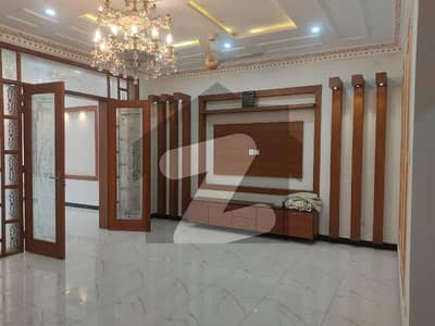 فیصل ٹاؤن لاہور میں 7 کمروں کا 10 مرلہ مکان 6.5 کروڑ میں برائے فروخت۔