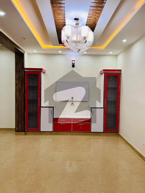 بحریہ نشیمن ۔ زِنیا بحریہ نشیمن,لاہور میں 5 کمروں کا 8 مرلہ مکان 2.55 کروڑ میں برائے فروخت۔