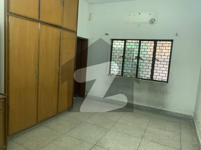 10 MARLA HOUSE FOR SALE IN PRIME LOCATION OF IQBAL TOWN