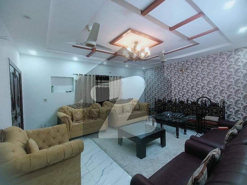 جوہر ٹاؤن لاہور میں 4 کمروں کا 11 مرلہ مکان 3.5 کروڑ میں برائے فروخت۔