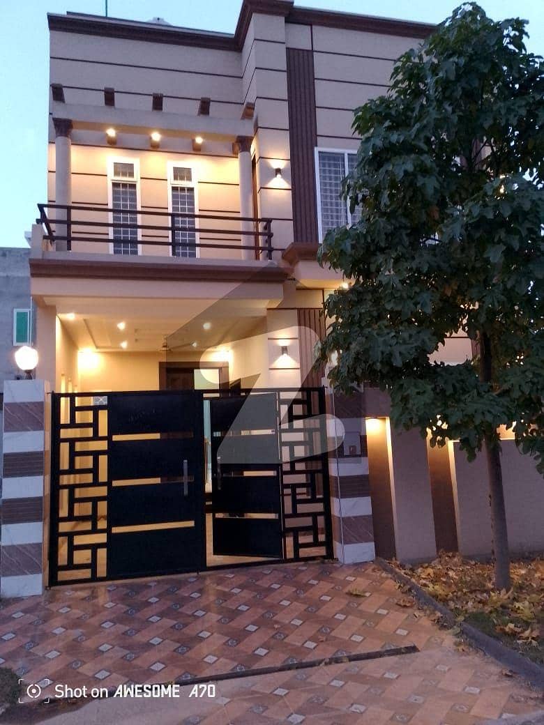 سٹی ہاؤسنگ سوسائٹی سیالکوٹ میں 4 کمروں کا 5 مرلہ مکان 2.1 کروڑ میں برائے فروخت۔