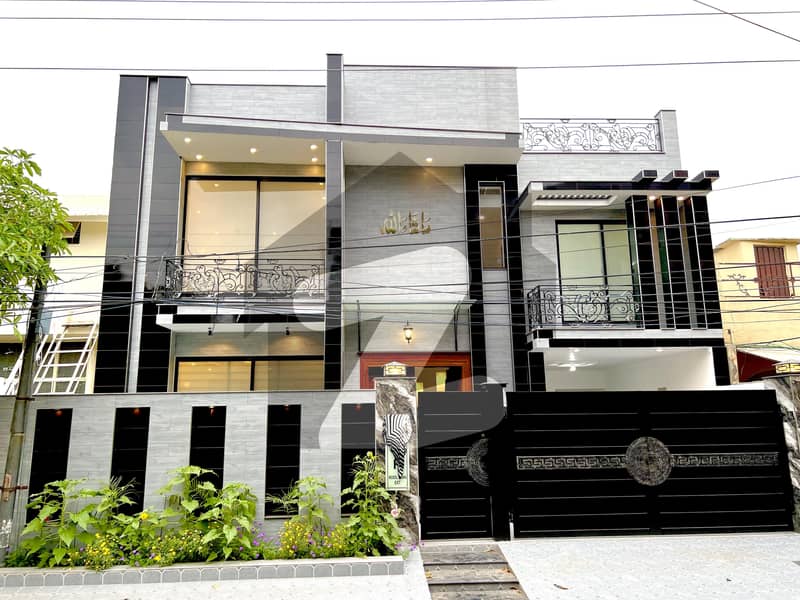 10 Marla Double Storey Beautiful House For sale in R Block Model Town Lahore