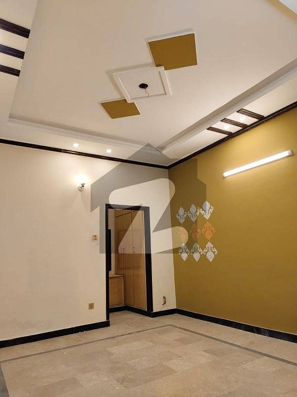 ورسک روڈ پشاور میں 6 کمروں کا 8 مرلہ مکان 70.0 ہزار میں کرایہ پر دستیاب ہے۔
