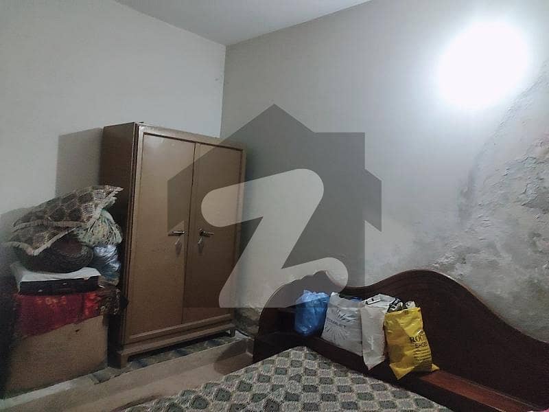 جوہر ٹاؤن لاہور میں 2 کمروں کا 5 مرلہ مکان 1.5 کروڑ میں برائے فروخت۔