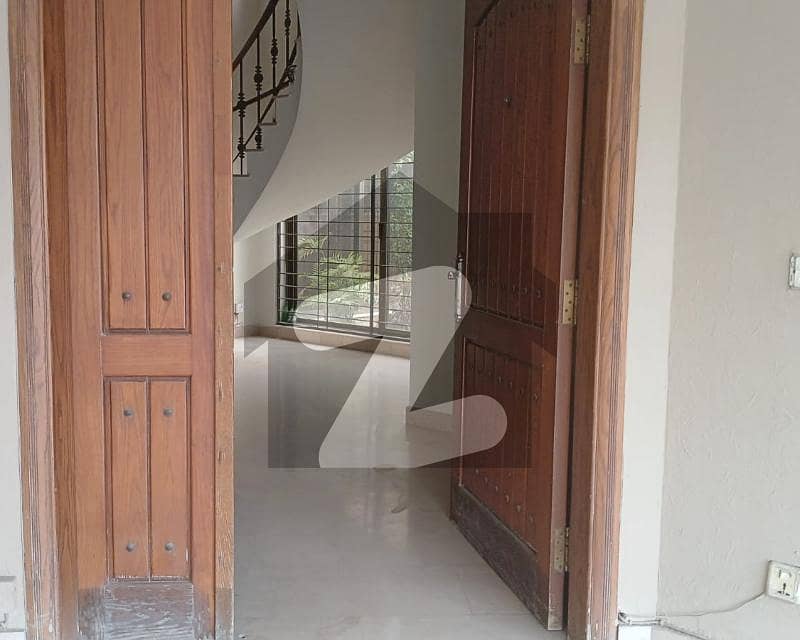 ڈی ایچ اے فیز 5 - بلاک اے فیز 5,ڈیفنس (ڈی ایچ اے),لاہور میں 5 کمروں کا 1 کنال مکان 2.5 لاکھ میں کرایہ پر دستیاب ہے۔