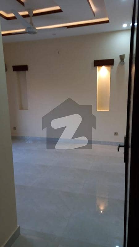 بحریہ ٹاؤن سیکٹر سی بحریہ ٹاؤن,لاہور میں 5 کمروں کا 10 مرلہ مکان 1.25 لاکھ میں کرایہ پر دستیاب ہے۔