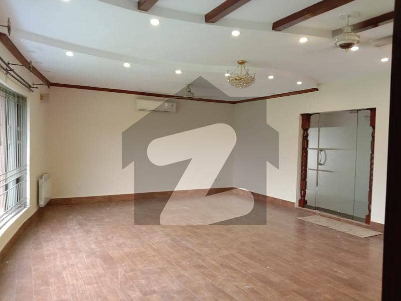 ڈی ایچ اے فیز 3 ڈیفنس (ڈی ایچ اے),لاہور میں 6 کمروں کا 2 کنال مکان 6.0 لاکھ میں کرایہ پر دستیاب ہے۔