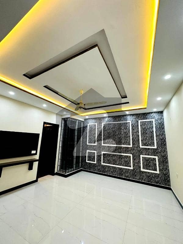 جوہر ٹاؤن لاہور میں 5 کمروں کا 1 کنال مکان 7.8 کروڑ میں برائے فروخت۔