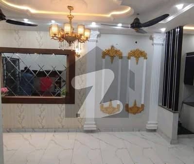 جوہر ٹاؤن لاہور میں 4 کمروں کا 3 مرلہ مکان 1.65 کروڑ میں برائے فروخت۔