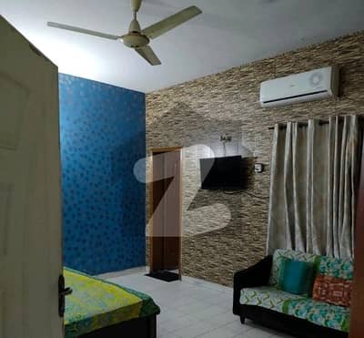 گلبرگ لاہور میں 4 کمروں کا 8 مرلہ مکان 1.5 لاکھ میں کرایہ پر دستیاب ہے۔