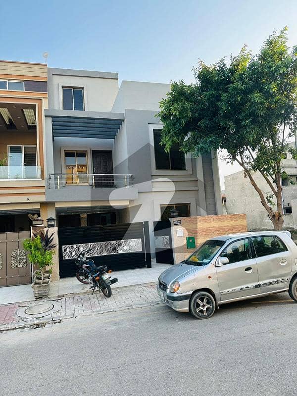 5 MARLA PRIME LOCATION HOUSE AVAILBLE FOR SALE AT NARGIS EXTENSION BLOCK BAHRIA TOWN LAHORE