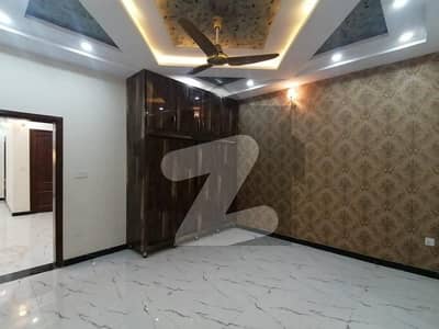 کیولری ایکسٹینشن لاہور میں 3 کمروں کا 5 مرلہ مکان 2.4 کروڑ میں برائے فروخت۔