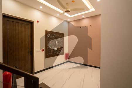 ڈی ایچ اے فیز 8 ڈیفنس (ڈی ایچ اے),لاہور میں 2 کمروں کا 1 کنال بالائی پورشن 85.0 ہزار میں کرایہ پر دستیاب ہے۔