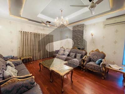 ڈی ایچ اے فیز 5 - بلاک ڈی فیز 5,ڈیفنس (ڈی ایچ اے),لاہور میں 4 کمروں کا 10 مرلہ مکان 4.9 کروڑ میں برائے فروخت۔