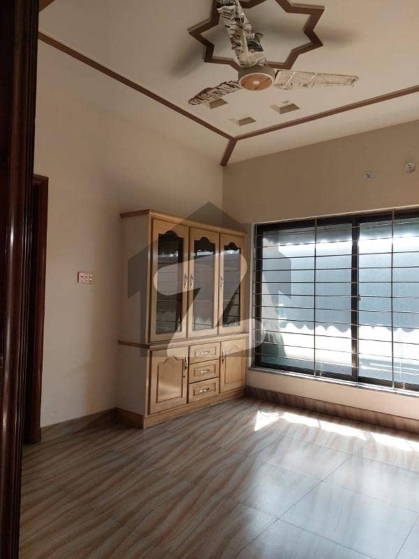 کینال روڈ فیصل آباد میں 4 کمروں کا 11 مرلہ مکان 4.0 کروڑ میں برائے فروخت۔