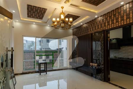 ڈی ایچ اے فیز 4 - بلاک ڈبل جی فیز 4,ڈیفنس (ڈی ایچ اے),لاہور میں 4 کمروں کا 10 مرلہ مکان 4.4 کروڑ میں برائے فروخت۔