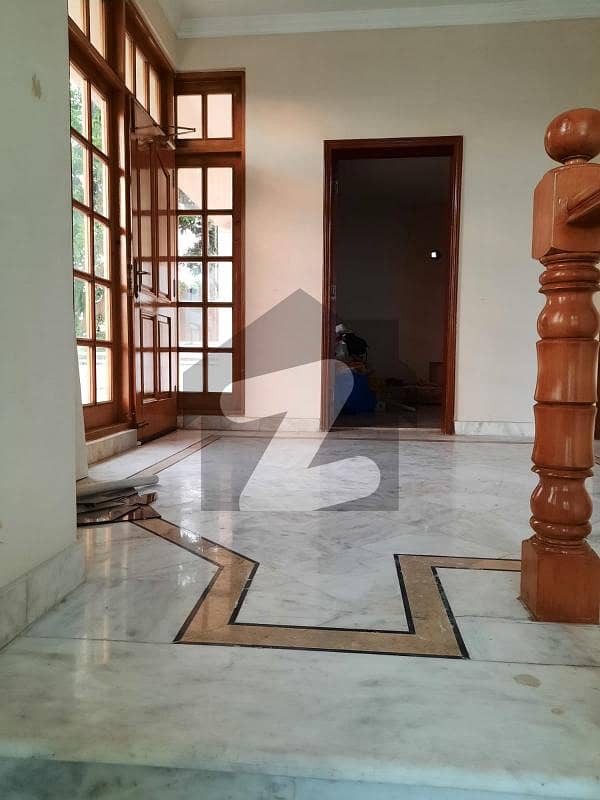 1 Kanal Lavish Spacious Upper Portion Available for Rent