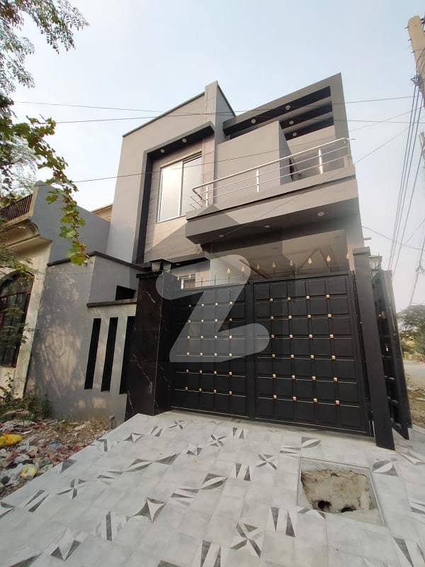 5 marla brand new house for sale in johar Town Block B3
cornor 
facing park 
tile flooring 
double kitchen 
gated community 
hot location