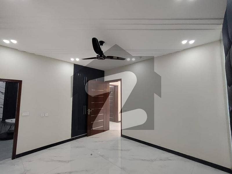 ڈی ایچ اے 11 رہبر لاہور میں 5 کمروں کا 8 مرلہ مکان 3.5 کروڑ میں برائے فروخت۔