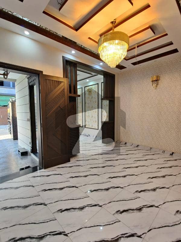 جوبلی ٹاؤن ۔ بلاک ایف جوبلی ٹاؤن,لاہور میں 6 کمروں کا 5 مرلہ مکان 2.1 کروڑ میں برائے فروخت۔