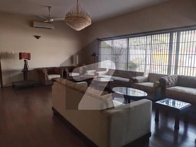 1000 Yards Bungalow In Attractive Price Ideal Location Old Construction But Solid And Maintained House