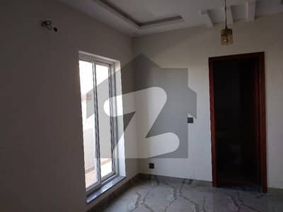 ڈیوائن گارڈنز لاہور میں 4 کمروں کا 14 مرلہ مکان 1.6 لاکھ میں کرایہ پر دستیاب ہے۔
