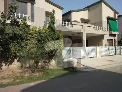 ڈیوائن گارڈنز لاہور میں 4 کمروں کا 10 مرلہ مکان 1.2 لاکھ میں کرایہ پر دستیاب ہے۔