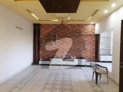 ڈیوائن گارڈنز لاہور میں 5 کمروں کا 14 مرلہ مکان 1.5 لاکھ میں کرایہ پر دستیاب ہے۔