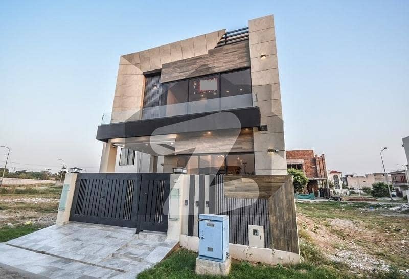 ڈی ایچ اے 9 ٹاؤن ڈیفنس (ڈی ایچ اے),لاہور میں 3 کمروں کا 5 مرلہ مکان 1.99 کروڑ میں برائے فروخت۔