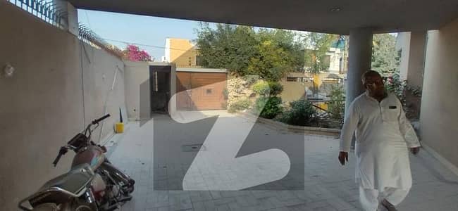 Prime Location 1000 Square Yards House For rent In Clifton