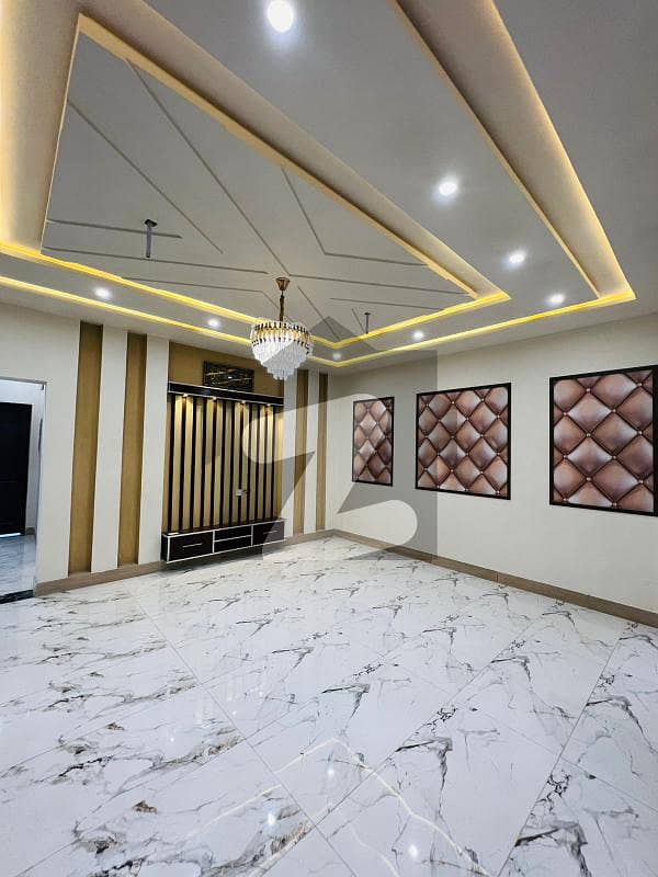 ستیانہ روڈ فیصل آباد میں 5 کمروں کا 10 مرلہ مکان 2.95 کروڑ میں برائے فروخت۔
