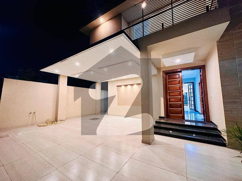 1 Kanal Corner House With Two Separate Gates For Sale