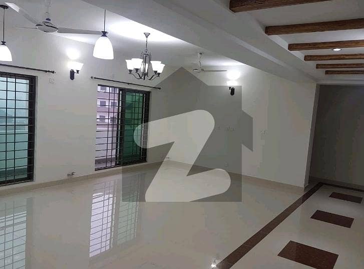 عسکری 11 ۔ سیکٹر بی عسکری 11,عسکری,لاہور میں 3 کمروں کا 10 مرلہ فلیٹ 2.6 کروڑ میں برائے فروخت۔