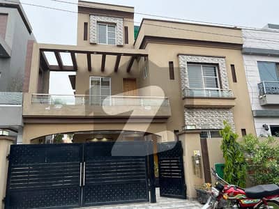 10 Marla Fully Furnished House For Rent in Bahria town Lahore