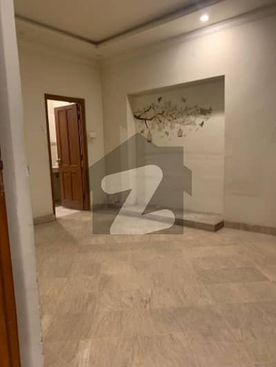 گلبرگ 2 گلبرگ,لاہور میں 4 کمروں کا 10 مرلہ مکان 2.0 لاکھ میں کرایہ پر دستیاب ہے۔