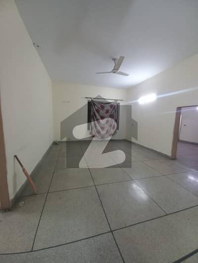 علامہ اقبال ٹاؤن لاہور میں 3 کمروں کا 1 کنال بالائی پورشن 90.0 ہزار میں کرایہ پر دستیاب ہے۔