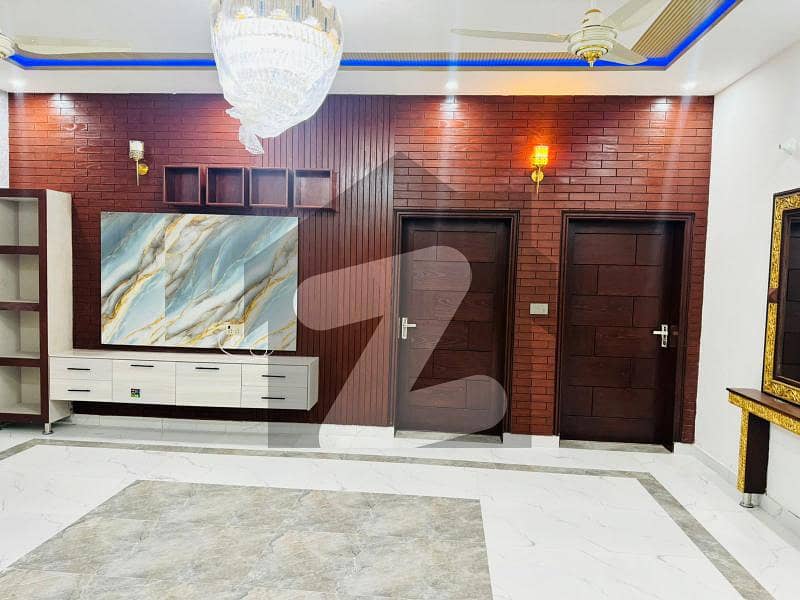 10 MARLA BEAUTIFUL HOUSE 37 FEET FRONT AVAILABLE FOR SALE IN NASHEMAN E IQBAL PHASE 2 BLOCK D