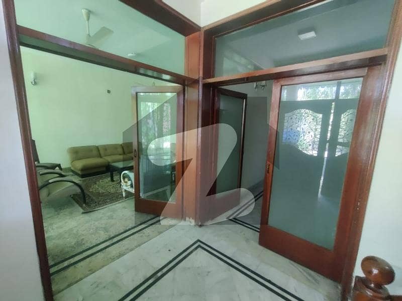 لارنس روڈ لاہور میں 5 کمروں کا 2 کنال مکان 25.0 کروڑ میں برائے فروخت۔