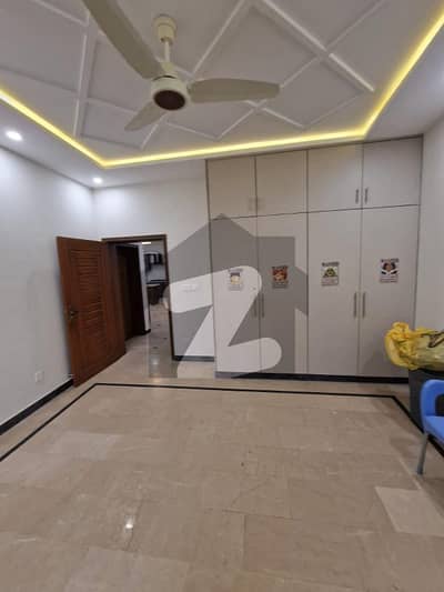 وینس ہاؤسنگ سکیم لاہور میں 6 کمروں کا 11 مرلہ مکان 4.5 کروڑ میں برائے فروخت۔
