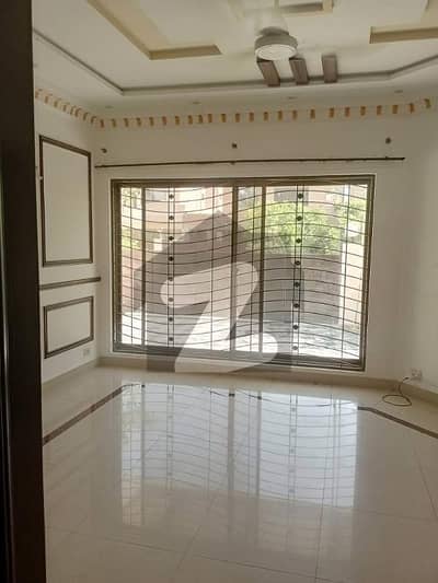 1 KANAL MODERN DESIGNE TOP LOCATION BUNGLOW FOR RENT DHA LAHORE