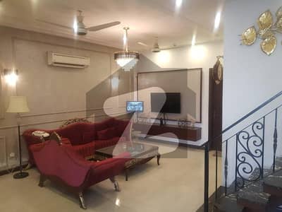 ڈی ایچ اے فیز 5 ڈیفنس (ڈی ایچ اے),لاہور میں 4 کمروں کا 9 مرلہ مکان 5.75 کروڑ میں برائے فروخت۔