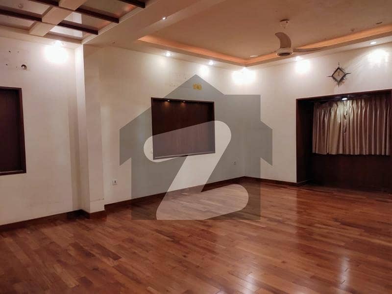 کلفٹن کراچی میں 4 کمروں کا 2 کنال مکان 12.0 لاکھ میں کرایہ پر دستیاب ہے۔