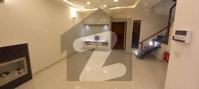 ڈی ایچ اے 9 ٹاؤن ۔ بلاک سی ڈی ایچ اے 9 ٹاؤن,ڈیفنس (ڈی ایچ اے),لاہور میں 3 کمروں کا 5 مرلہ مکان 2.5 کروڑ میں برائے فروخت۔