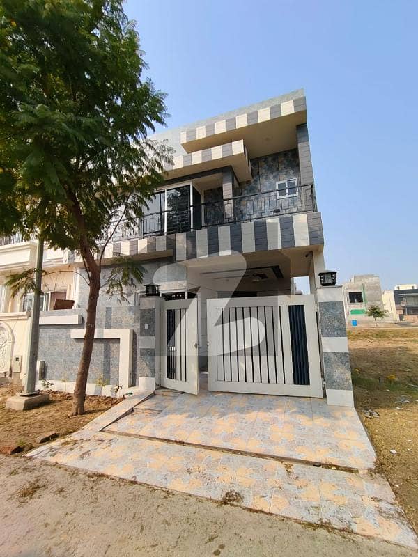 بحریہ ٹاؤن سیکٹر سی بحریہ ٹاؤن,لاہور میں 3 کمروں کا 5 مرلہ مکان 1.9 کروڑ میں برائے فروخت۔