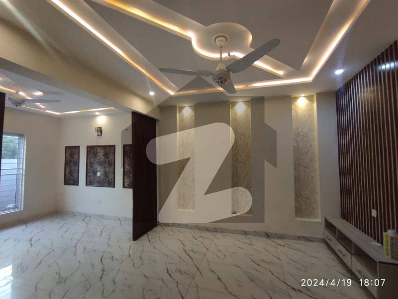 ویلینشیاء ہاؤسنگ سوسائٹی لاہور میں 4 کمروں کا 5 مرلہ مکان 2.5 کروڑ میں برائے فروخت۔