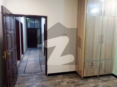 حیات آباد فیز 1 - ڈی4 حیات آباد فیز 1,حیات آباد,پشاور میں 6 کمروں کا 5 مرلہ مکان 2.6 کروڑ میں برائے فروخت۔