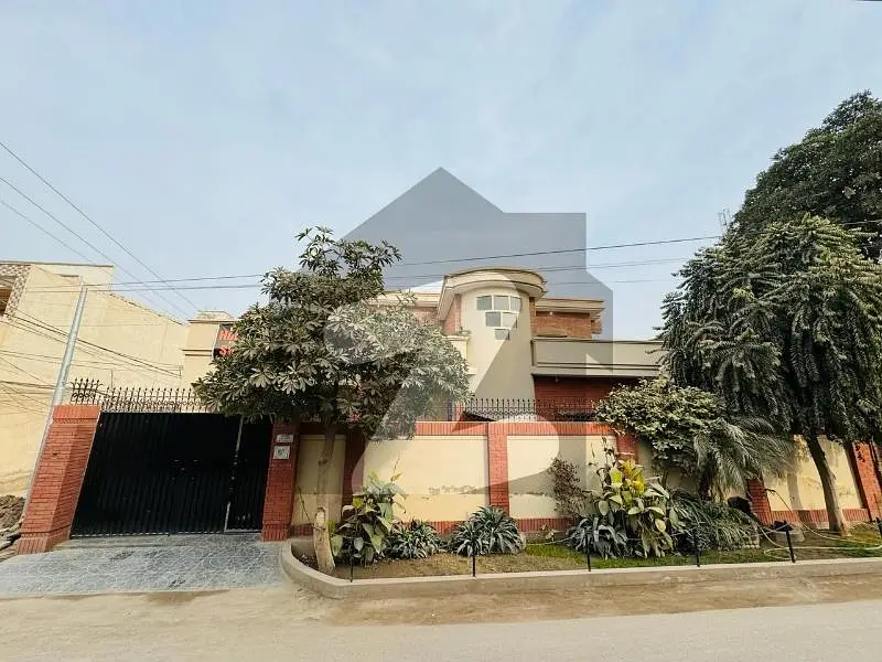 Area 12.22 marla for sale
Registered 11 marla
4 bedrooms
4 washrooms
2 kitchen
2 lounge
1 store
1 drawing
Fully renovated house
Corner house
Front 55 feet
Depth 60 feet
3 electricity meters
1 gas meter
Location shalimar colony street 15
Demand 230
