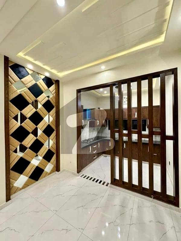 بحریہ ٹاؤن سیکٹرڈی بحریہ ٹاؤن,لاہور میں 5 کمروں کا 10 مرلہ مکان 1.0 لاکھ میں کرایہ پر دستیاب ہے۔