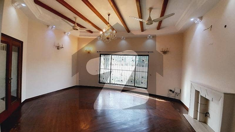 ڈی ایچ اے فیز 4 ڈیفنس (ڈی ایچ اے),لاہور میں 5 کمروں کا 1 کنال مکان 8.0 کروڑ میں برائے فروخت۔